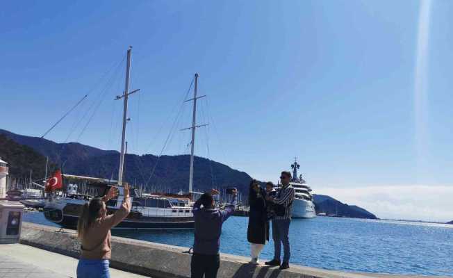 Milyarlık yatı gören fotoğraf çektirdi, denize atladı