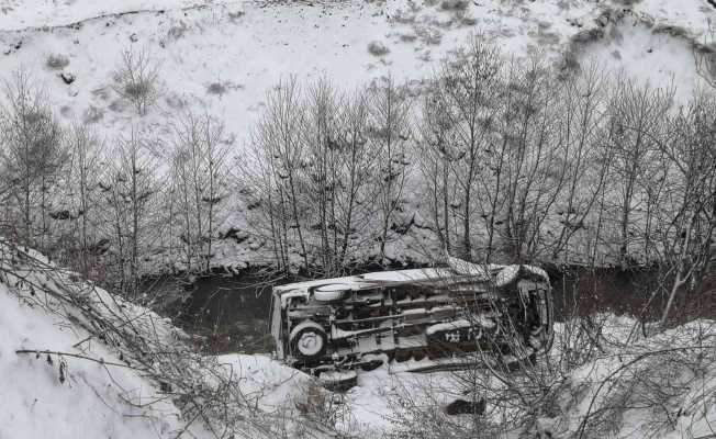 Minibüs uçuruma devrildi: 4 yaralı