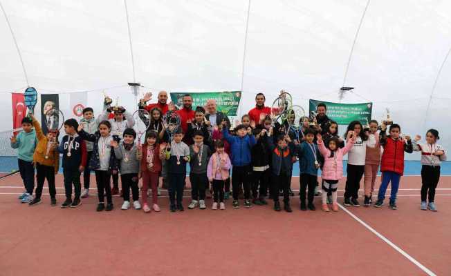 Minikler tenis şenliği sona erdi