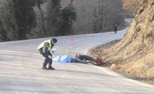 Motosikletle kamyona çarptı, olay yerinde can verdi