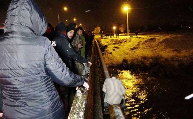 Muş’ta köprüden atlamak isteyen genci polis kurtardı