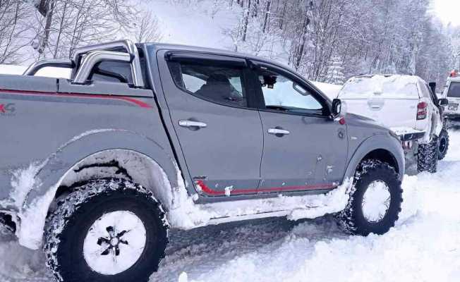 Offroad tutkunları 1,5 metre karda safari yaptı