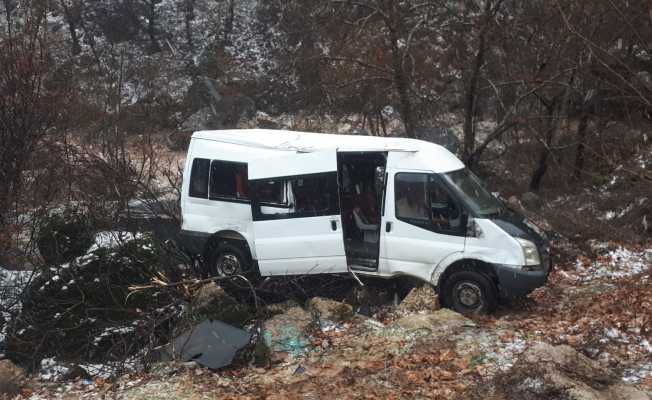 Öğrenci servisi şarampole devrildi: 10 yaralı