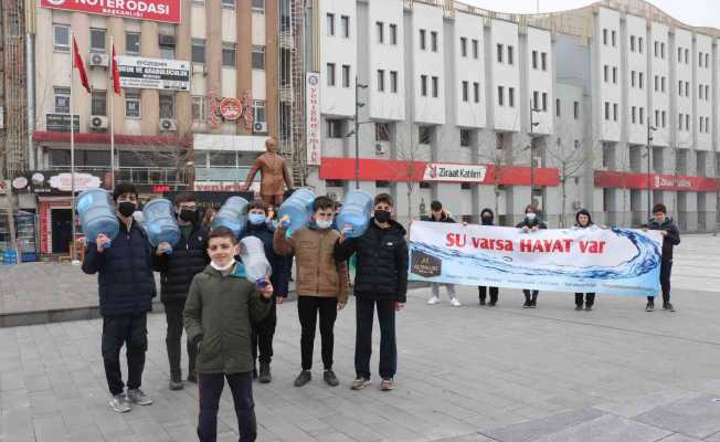 Öğrenciler suyun önemine dikkat çekmek için bakın ne yaptılar