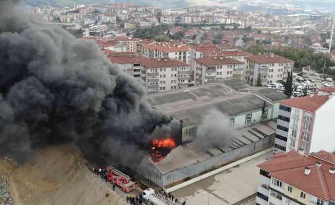 Oto yedek parça deposunda çıkan yangında soğutma çalışmaları sürüyor