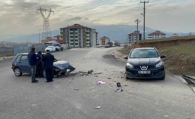 Otomobil ile cip çarpıştı: 3 yaralı