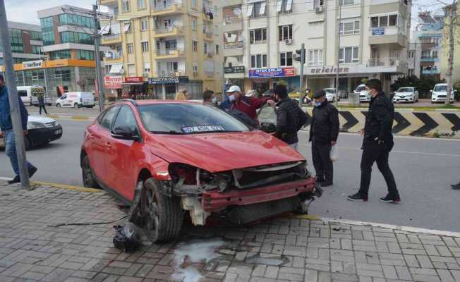 Otomobil ile otobüs çarpıştı, bisikletli sürücüler kazayı kılpayı atlattı