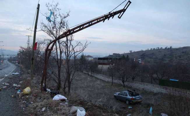 Otomobil tarlaya uçtu, sürücüsü yaralandı