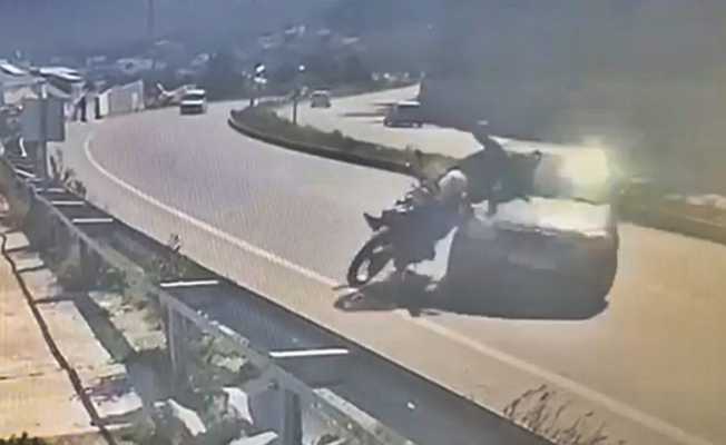 Otomobille çarpışan motosikletli yaralandı, kaza anı kameraya yansıdı