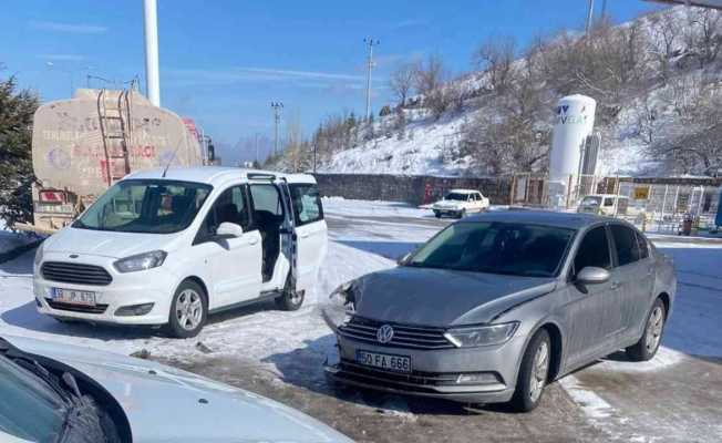 Otomobiller kafa kafaya çarpıştı