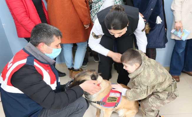 Özel gereksinimli çocuklar jandarma narkotik köpeği ’Tobik’i çok sevdiler