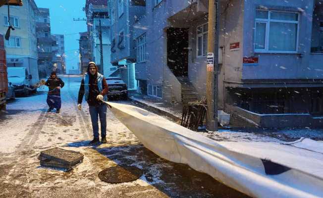 Pazarcılar yoğun kar yağışı altında tezgah açtı