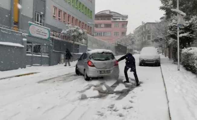 Pendik’te kaygan zeminde araçlar kaydı, sürücüler zor anlar yaşadı