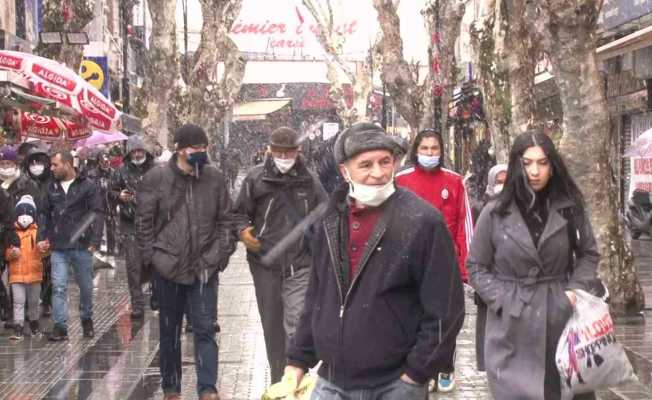 Pendik’te lapa lapa kar yağdı, vatandaşlar zor anlar yaşadı