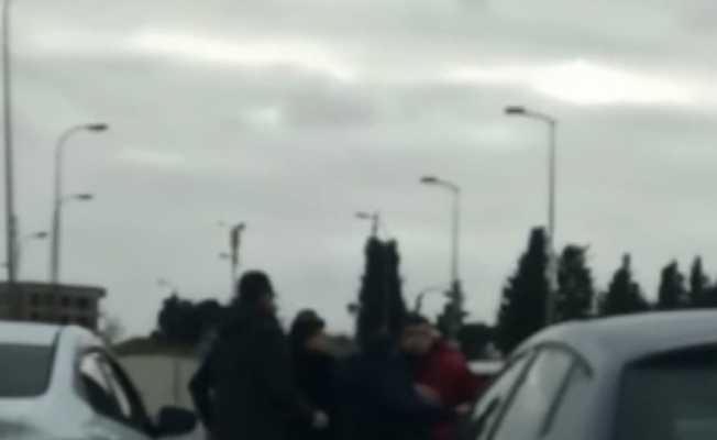 Pendik’te yol verme kavgasında yumruklar, tekmeler havada uçuştu