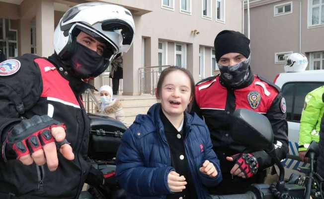 Polis ekipleriyle bir araya gelen özel öğrencilerin mutlulukları gözlerinden okundu