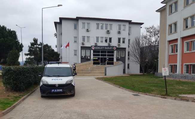 Polis memuru, emanete bırakılan silahı boşaltmak isterken bacağından yaralandı