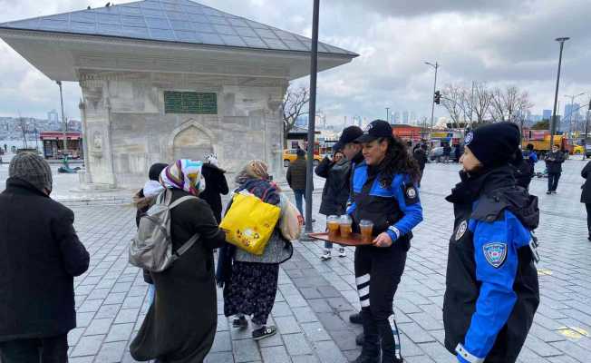 Polisler, Çanakkale Savaşı anısına Üsküdar’da vatandaşa hoşaf ve ekmek dağıttı