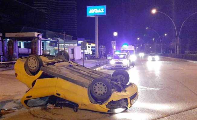 Refüje çarpan otomobil takla attı: 1 yaralı