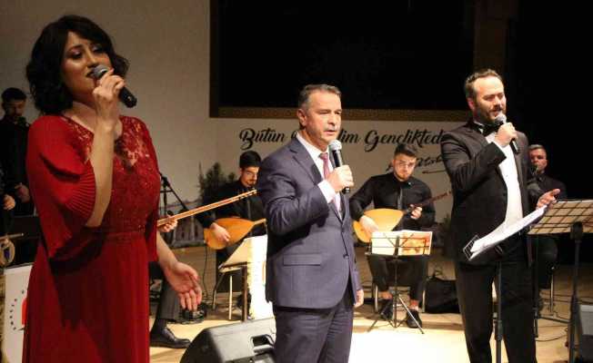 Rektör Elmacı, konserde Çanakkale türküsünü seslendirdi