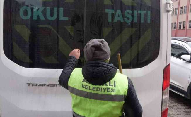 Resim tutkusunu araçların tozlu camlarına yansıtıyor