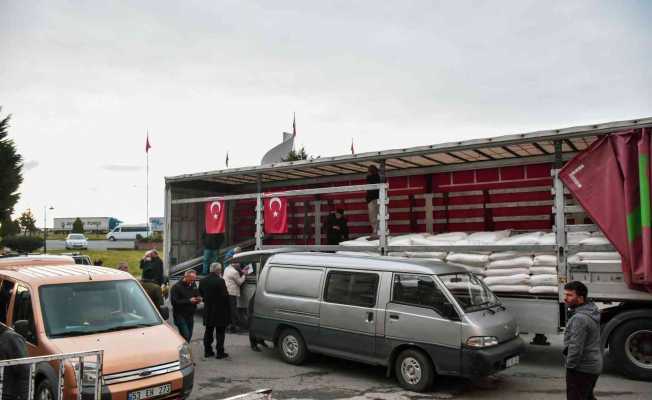 Rizeli arıcılar arı besleme şekeri dağıtımına yoğun ilgi gösterdi