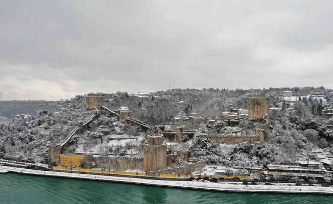 Rumeli Hisarı’nda kartpostallık kar manzaraları