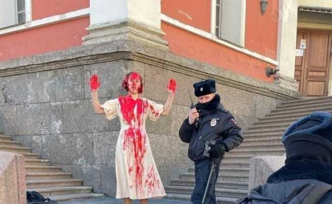 Rus sanatçı üzerine kırmızı boya dökerek savaşı protesto etti