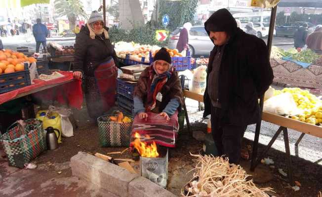 Samsun buz tuttu, pazarcılar ateş yaktı