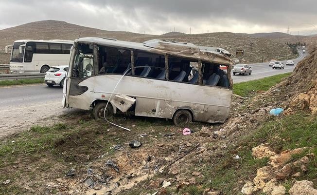 Şanlıurfa'da işçi servisi devrildi: 20 yaralı