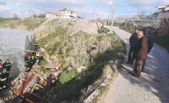 Şarampole devrilen traktörünün altında kalarak hayatını kaybetti