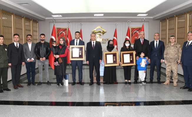 Şehit aileleri ve gazilere devlet övünç madalyası