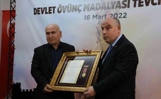 Şehit yakınlarına ve gazilere devlet övünç madalyası verildi