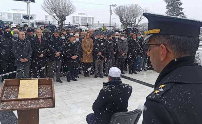 Şehitler, kar yağışı altında anıldı