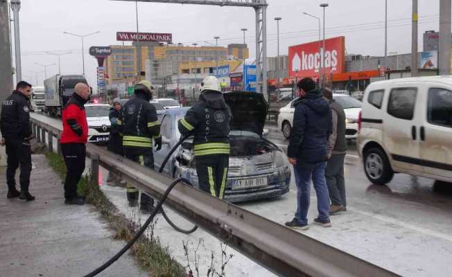 Seyir halindeki otomobilin motoru yandı