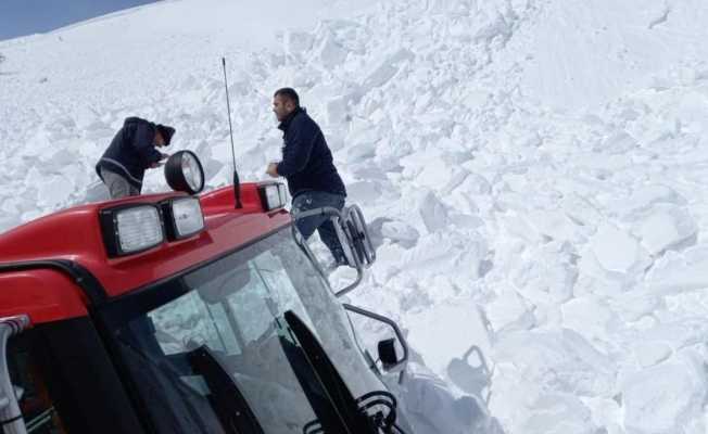 Seyir halindeki snowtrackın üzerine çığ düşme anı kameraya yansıdı