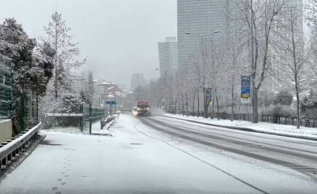 Şişli’de kar yağışı yolları  beyaza bürüdü