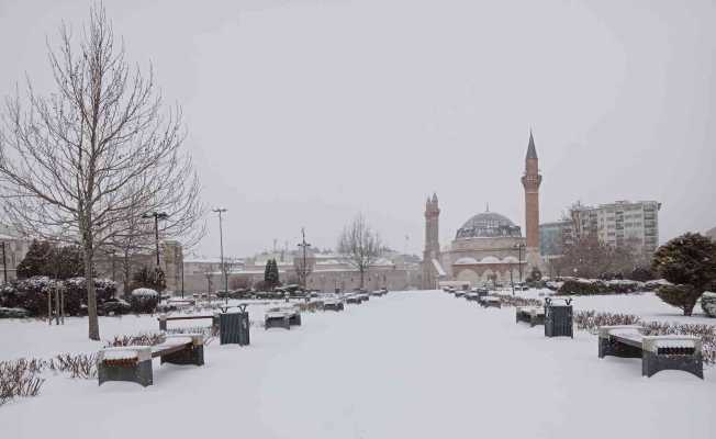 Sivas’ta 277 yerleşim yerinin yolu ulaşıma kapandı