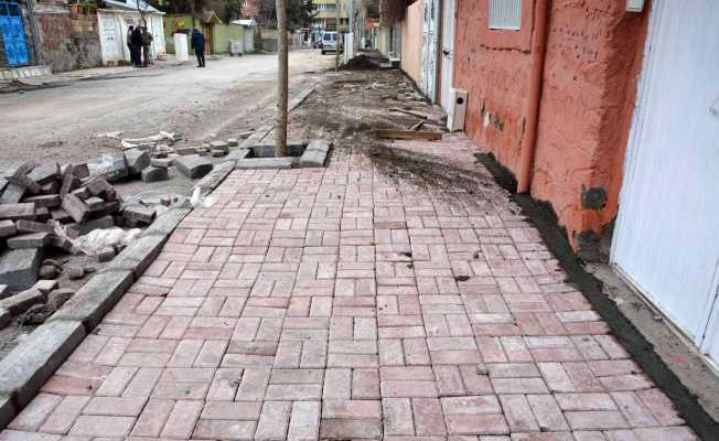 Siverek’te kaldırım yenileme çalışmaları devam ediyor