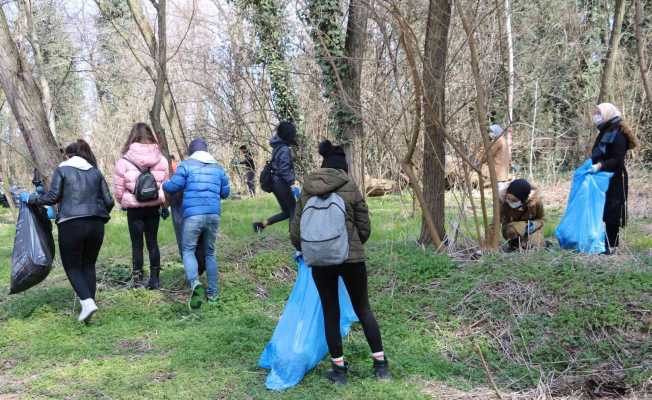 Soğuk havaya aldırış etmeden çevre temizliği için kolları sıvadılar