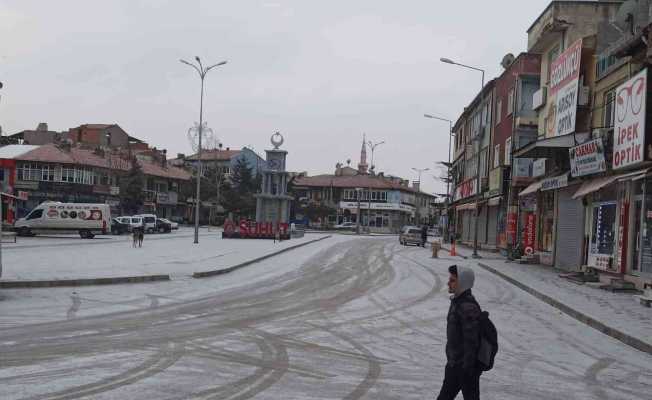 Şuhut’ta mart ayının son haftası yağan kar şaşkınlığa neden oldu