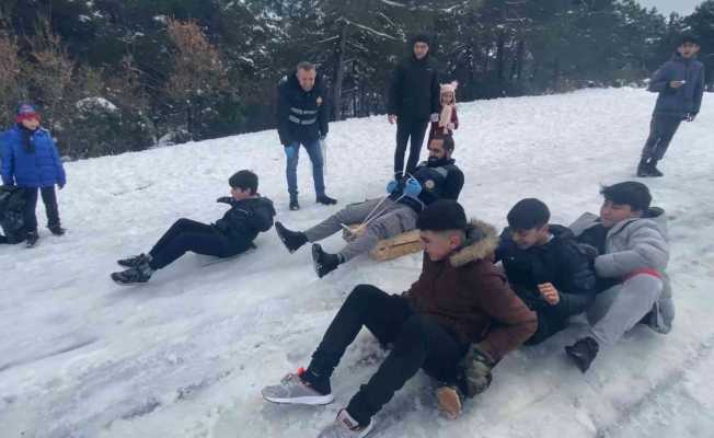 Sultanbeyli Belediyesi çocukların kar sevincine ortak oldu