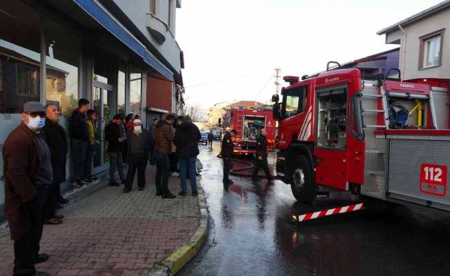 Sultanbeyli’de 2 katlı evin çatısı alevlere teslim oldu