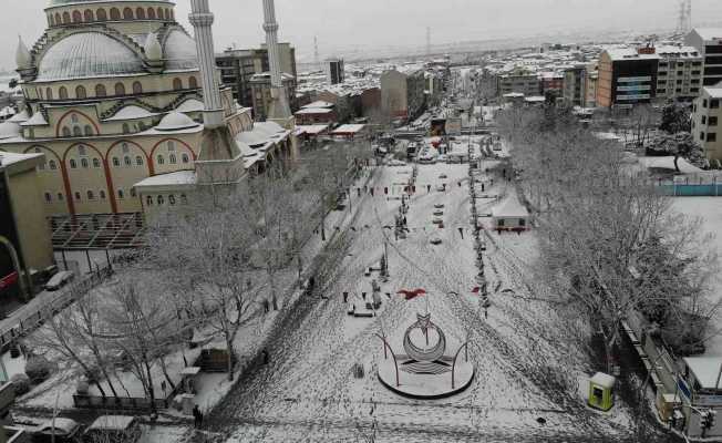 Sultangazi’de kar yağışı etkili oluyor