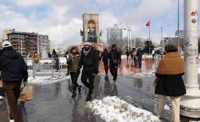 Taksim Meydanı’nda kar yoğunluğu