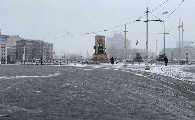 Taksim’de kar yağışı