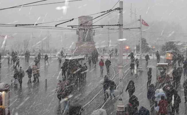 Taksim’de lapa lapa kar yağdı