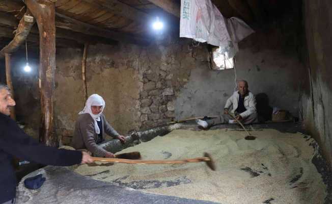 Tarihi değirmende tahin mesaisi