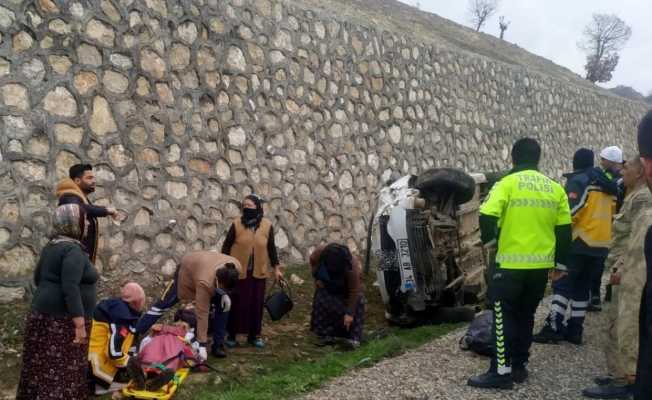 Tekeri patlayan otomobil kaza yaptı