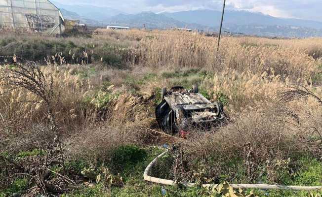 Ters dönen araçtan sağ çıktılar